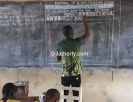 Ghana, disegna il Word sulla lavagna per spiegare il computer ai bambini